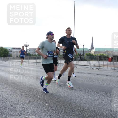 29.06.2025 - hella hamburg halbmarathon Lena Gebhardt http://msf.ph/oto/8429508 29.06.2025 09:44:32 Lombardsbrücke 18699, 12337, 2025, 15880, 065, 1065, 1122, 2021, 2879, 3075, 3845, 3968, 4678, 5308, 5344, 7231, 7349, 7793, 8473, 8975, 9047, 9079, 10106, 10173, 10222, 10655, 10790, 11877, 12337, 12369, 13606, 13779, 14828, 15268, 15576, 15583, 15655, 15880, 16118, 16736, 17258, 17354, 18567, 18699, 19114 meine-sportfotos.de