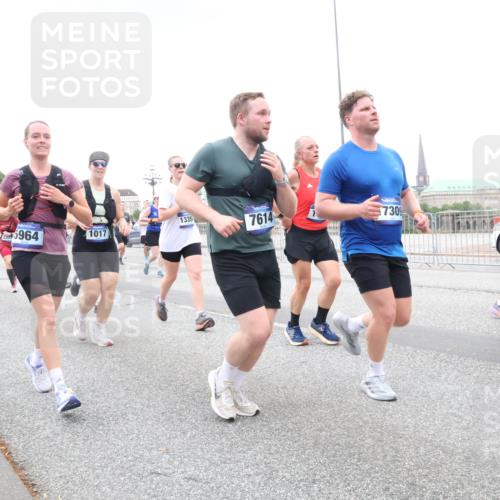 29.06.2025 - hella hamburg halbmarathon Lena Gebhardt http://msf.ph/oto/8429518 29.06.2025 10:54:03 Lombardsbrücke 9503, 126964, 1335, 1017, 7614, 7309, 957, 1017, 1263, 1687, 1744, 1753, 1762, 1779, 1789, 1822, 2079, 2372, 2600, 2761, 2854, 3055, 3079, 3187, 3188, 3249, 3364, 3465, 3467, 3557, 4323, 4685, 4801, 4838, 5157, 5309, 5430, 5514, 5804, 5817, 5856, 5857, 5898, 5964, 6039, 6192, 6273, 6306, 6468, 6583, 6913, 6987, 6988, 6996, 7039, 7498, 7537, 7614, 7670, 7874, 7890, 7946, 8867, 8924, 9138, 9203, 9503, 9531, 9572, 9771, 10207, 11354, 11390, 11785 meine-sportfotos.de