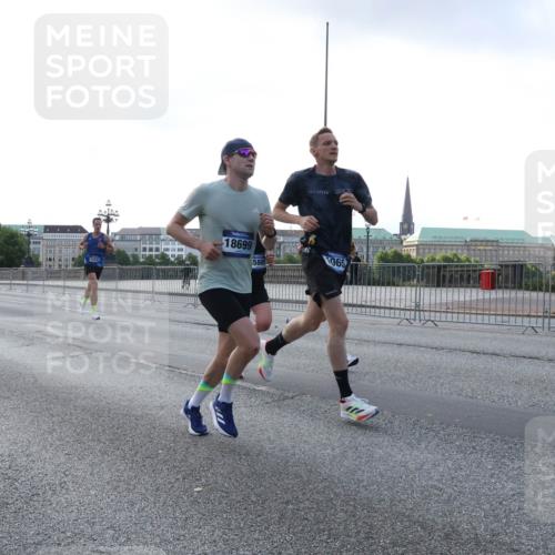 29.06.2025 - hella hamburg halbmarathon Lena Gebhardt http://msf.ph/oto/8429524 29.06.2025 09:44:32 Lombardsbrücke 12337, 2025, 18699, 5880, 1065, 1065, 1122, 2021, 2879, 3075, 3845, 3968, 4678, 5308, 5344, 7231, 7349, 7793, 8473, 8975, 9047, 9079, 10106, 10173, 10222, 10655, 10790, 11877, 12337, 12369, 13606, 13779, 14828, 15268, 15576, 15583, 15655, 15880, 16118, 16736, 17258, 17354, 18567, 18699, 19114 meine-sportfotos.de