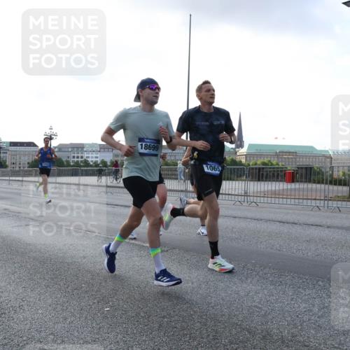 29.06.2025 - hella hamburg halbmarathon Lena Gebhardt http://msf.ph/oto/8429543 29.06.2025 09:44:32 Lombardsbrücke 12337, 2025, 18699, 1065, 1065, 1122, 2021, 2879, 3075, 3845, 3968, 4678, 5308, 5344, 7231, 7349, 7793, 8473, 8975, 9047, 9079, 10106, 10173, 10222, 10655, 10790, 11877, 12337, 12369, 13606, 13779, 14828, 15268, 15576, 15583, 15655, 15880, 16118, 16736, 17258, 17354, 18567, 18699, 19114 meine-sportfotos.de