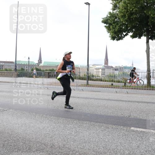 29.06.2025 - hella hamburg halbmarathon Lena Gebhardt http://msf.ph/oto/8429551 29.06.2025 10:07:18 Lombardsbrücke 4262, 1893, 1993, 2032, 3922, 4262, 4550, 5242, 5845, 5899, 6196, 6517, 6518, 6572, 6707, 6713, 6715, 6833, 7019, 7503, 8744, 8960, 9338, 9967, 10283, 10700, 11758, 12418, 12550, 15051, 15673, 16554, 17062, 17174, 17895, 18218, 18316, 18343 meine-sportfotos.de