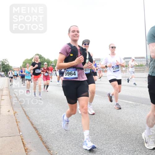 29.06.2025 - hella hamburg halbmarathon Lena Gebhardt http://msf.ph/oto/8429561 29.06.2025 10:54:04 Lombardsbrücke 3557, 9503, 2372, 5964, 1017, 13350, 7614, 1017, 1263, 1687, 1744, 1753, 1762, 1779, 1789, 1822, 2079, 2372, 2600, 2761, 2854, 3055, 3079, 3187, 3188, 3249, 3364, 3465, 3467, 3557, 4323, 4685, 4801, 4838, 5157, 5309, 5430, 5514, 5804, 5817, 5856, 5857, 5898, 5964, 6039, 6192, 6273, 6468, 6583, 6913, 6987, 6988, 6996, 7039, 7498, 7614, 7670, 7874, 7890, 7946, 8867, 8924, 9138, 9203, 9503, 9531, 9572, 9771, 10207, 11354, 11390, 11785 meine-sportfotos.de