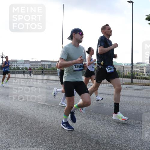 29.06.2025 - hella hamburg halbmarathon Lena Gebhardt http://msf.ph/oto/8429566 29.06.2025 09:44:32 Lombardsbrücke 18699, 106, 1065, 1122, 2021, 2879, 3075, 3845, 3968, 4678, 5308, 5344, 7231, 7349, 7793, 8473, 8975, 9047, 9079, 10106, 10173, 10222, 10655, 10790, 11877, 12337, 12369, 13606, 13779, 14828, 15268, 15576, 15583, 15655, 15880, 16118, 16736, 17258, 17354, 18567, 18699, 19114 meine-sportfotos.de