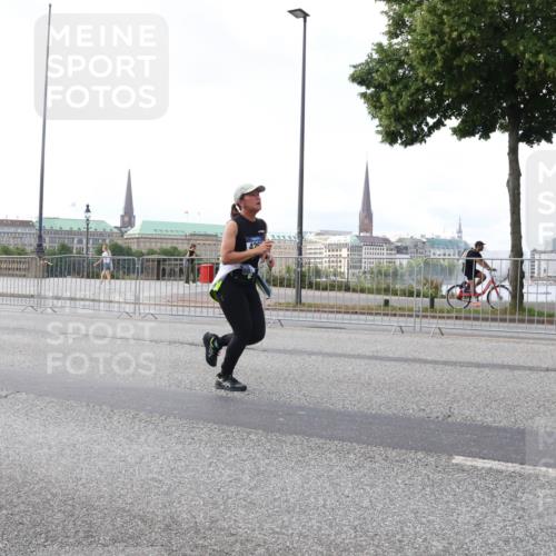 29.06.2025 - hella hamburg halbmarathon Lena Gebhardt http://msf.ph/oto/8429574 29.06.2025 10:07:18 Lombardsbrücke 42, 1893, 1993, 2032, 3922, 4262, 4550, 5242, 5845, 5899, 6196, 6517, 6518, 6572, 6707, 6713, 6715, 6833, 7019, 7503, 8744, 8960, 9338, 9967, 10283, 10700, 11758, 12418, 12550, 15051, 15673, 16554, 17062, 17174, 17895, 18218, 18316, 18343 meine-sportfotos.de