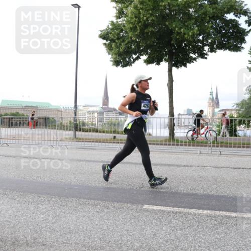 29.06.2025 - hella hamburg halbmarathon Lena Gebhardt http://msf.ph/oto/8429593 29.06.2025 10:07:18 Lombardsbrücke 4262, 1893, 1993, 2032, 3922, 4262, 4550, 5242, 5845, 5899, 6196, 6517, 6518, 6572, 6707, 6713, 6715, 6833, 7019, 7503, 8744, 8960, 9338, 9967, 10283, 10700, 11758, 12418, 12550, 15051, 15673, 16554, 17062, 17174, 17895, 18218, 18316, 18343 meine-sportfotos.de