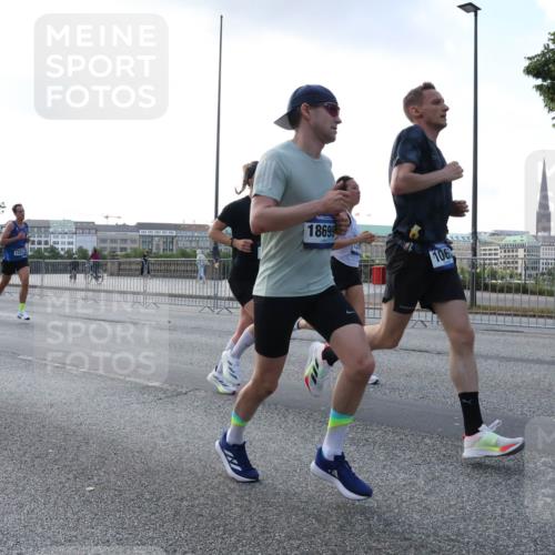 29.06.2025 - hella hamburg halbmarathon Lena Gebhardt http://msf.ph/oto/8429595 29.06.2025 09:44:32 Lombardsbrücke 12337, 18699, 106, 1065, 1122, 2021, 2879, 3075, 3845, 3968, 4678, 5308, 5344, 7231, 7349, 7793, 8473, 8975, 9047, 9079, 10106, 10173, 10222, 10655, 10790, 11877, 12337, 12369, 13606, 13779, 14828, 15268, 15576, 15583, 15655, 15880, 16118, 16736, 17258, 17354, 18567, 18699, 19114 meine-sportfotos.de