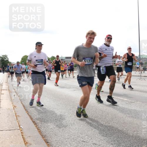 29.06.2025 - hella hamburg halbmarathon Lena Gebhardt http://msf.ph/oto/8429602 29.06.2025 10:19:45 Lombardsbrücke 5123, 2441, 1110, 1115, 1145, 1154, 1332, 1534, 1708, 2017, 2357, 2405, 2441, 2589, 2795, 2812, 2895, 2918, 2993, 2995, 3446, 3678, 4108, 4110, 4170, 4539, 4562, 4570, 4722, 4979, 5035, 5123, 5251, 5397, 5449, 5849, 5878, 6444, 6542, 6796, 6797, 6872, 6874, 6939, 7137, 7143, 7248, 7249, 7519, 7808, 7836, 7917, 8146, 8427, 8537, 8575, 9856, 10039, 10124, 10129, 10349, 10540, 10594, 10622, 11028, 11036 meine-sportfotos.de