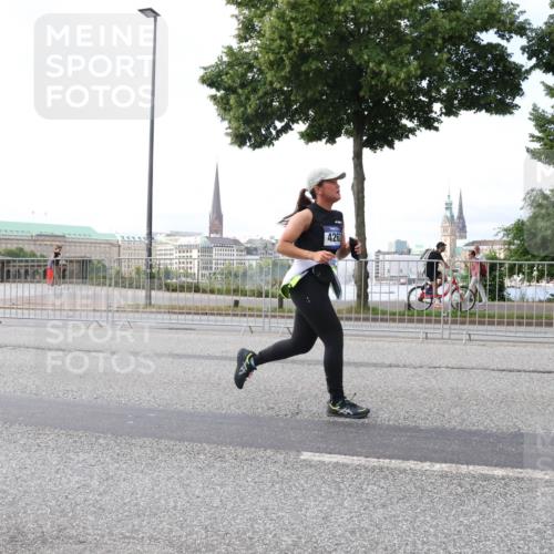 29.06.2025 - hella hamburg halbmarathon Lena Gebhardt http://msf.ph/oto/8429615 29.06.2025 10:07:18 Lombardsbrücke 426, 1893, 1993, 2032, 3922, 4262, 4550, 5242, 5845, 5899, 6196, 6517, 6518, 6572, 6707, 6713, 6715, 6833, 7019, 7503, 8744, 8960, 9338, 9967, 10283, 10700, 11758, 12418, 12550, 15051, 15673, 16554, 17062, 17174, 17895, 18218, 18316, 18343 meine-sportfotos.de