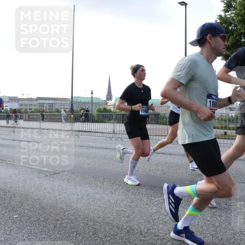 29.06.2025 - hella hamburg halbmarathon Lena Gebhardt http://msf.ph/oto/8429620 29.06.2025 09:44:32 Lombardsbrücke 12337, 15880, 1860, 2025, 1065, 1122, 2021, 2879, 3075, 3845, 3968, 4678, 5308, 5344, 7231, 7349, 7793, 8473, 8975, 9047, 9079, 10106, 10173, 10222, 10655, 10790, 11877, 12337, 12369, 13606, 13779, 14828, 15268, 15576, 15583, 15655, 15880, 16118, 16736, 17258, 17354, 18567, 18699, 19114 meine-sportfotos.de