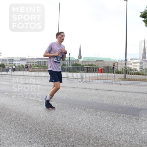 29.06.2025 - hella hamburg halbmarathon Lena Gebhardt http://msf.ph/oto/8429662 29.06.2025 10:07:20 Lombardsbrücke 6833, 1893, 2032, 2136, 3922, 4262, 4502, 4550, 5242, 5845, 5899, 6196, 6517, 6518, 6707, 6713, 6715, 6833, 7019, 7503, 8744, 9338, 9967, 10283, 10700, 11758, 12418, 12550, 15051, 15673, 16554, 17062, 17895, 18218, 18316, 18721 meine-sportfotos.de