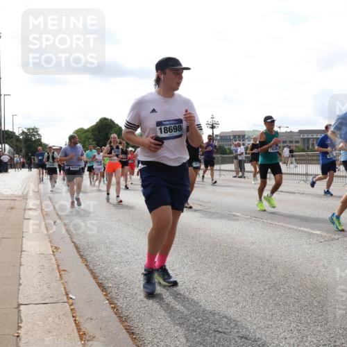29.06.2025 - hella hamburg halbmarathon Lena Gebhardt http://msf.ph/oto/8429716 29.06.2025 10:19:46 Lombardsbrücke 6444, 18698, 1761, 4170, 1110, 1115, 1145, 1154, 1332, 1534, 1708, 2017, 2064, 2357, 2405, 2441, 2589, 2795, 2812, 2895, 2918, 2993, 2995, 3278, 3446, 3678, 4108, 4110, 4170, 4539, 4562, 4570, 4722, 4979, 5035, 5123, 5251, 5397, 5449, 5849, 5878, 6444, 6796, 6797, 6872, 6874, 6939, 7137, 7143, 7248, 7249, 7519, 7808, 7836, 7917, 8146, 8387, 8427, 8537, 8575, 9856, 10039, 10349, 10540, 10594, 10622, 11028, 11036 meine-sportfotos.de