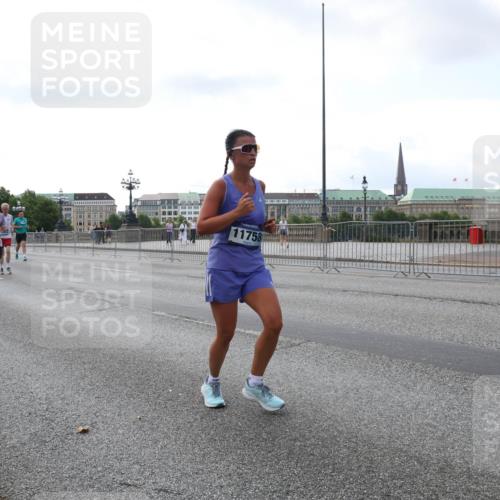 29.06.2025 - hella hamburg halbmarathon Lena Gebhardt http://msf.ph/oto/8429722 29.06.2025 10:07:22 Lombardsbrücke 524, 6517, 4550, 11758, 1893, 2032, 2136, 3922, 4262, 4502, 4550, 5242, 5845, 5899, 6196, 6517, 6518, 6707, 6713, 6715, 6833, 7019, 7503, 8744, 9338, 9967, 10212, 10283, 10700, 11758, 12378, 12418, 12550, 15051, 15673, 16554, 17062, 17895, 18218, 18316, 18721 meine-sportfotos.de