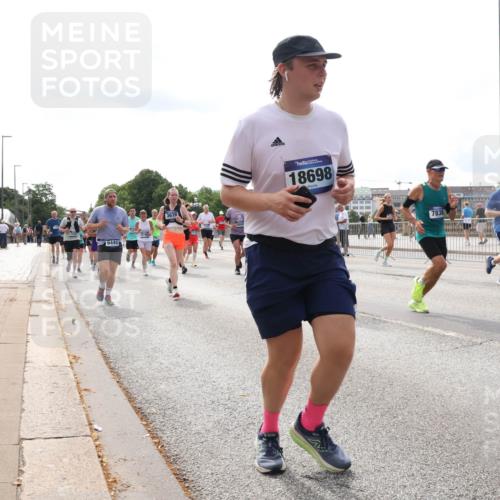 29.06.2025 - hella hamburg halbmarathon Lena Gebhardt http://msf.ph/oto/8429771 29.06.2025 10:19:46 Lombardsbrücke 6444, 18698, 7836, 4570, 1110, 1115, 1145, 1154, 1332, 1534, 1708, 2017, 2064, 2357, 2405, 2441, 2589, 2795, 2812, 2895, 2918, 2993, 2995, 3278, 3446, 3678, 4108, 4110, 4170, 4539, 4562, 4570, 4722, 4979, 5035, 5123, 5251, 5397, 5449, 5849, 5878, 6444, 6796, 6797, 6872, 6874, 6939, 7137, 7143, 7248, 7249, 7519, 7808, 7836, 7917, 8146, 8387, 8427, 8537, 8575, 9856, 10039, 10349, 10540, 10594, 10622, 11028, 11036 meine-sportfotos.de