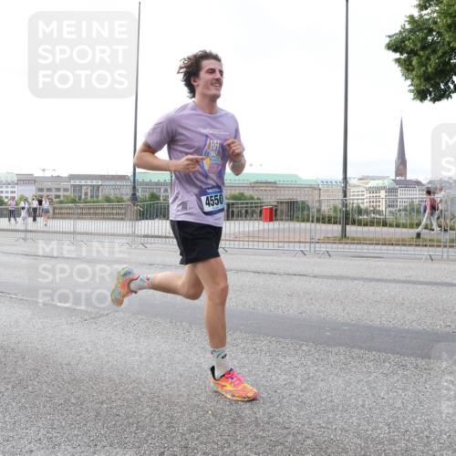 29.06.2025 - hella hamburg halbmarathon Lena Gebhardt http://msf.ph/oto/8429835 29.06.2025 10:07:24 Lombardsbrücke 10700, 4550, 1893, 2032, 2136, 3922, 4262, 4502, 4550, 5242, 5845, 5899, 6196, 6517, 6518, 6707, 6713, 6715, 6833, 7019, 7503, 8744, 9338, 9967, 10212, 10283, 10700, 11758, 12378, 12550, 15051, 15673, 16554, 17062, 17895, 18218, 18316, 18721, 19134 meine-sportfotos.de