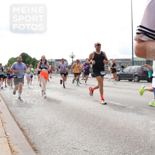 29.06.2025 - hella hamburg halbmarathon Lena Gebhardt http://msf.ph/oto/8429847 29.06.2025 10:19:47 Lombardsbrücke 6444, 3672, 8427, 1110, 1115, 1145, 1154, 1332, 1534, 1708, 2017, 2064, 2357, 2405, 2441, 2589, 2795, 2812, 2895, 2918, 2993, 2995, 3278, 3446, 3678, 4108, 4110, 4170, 4539, 4562, 4570, 4722, 4979, 5035, 5123, 5251, 5397, 5449, 5849, 5878, 6444, 6796, 6797, 6872, 6874, 6939, 7137, 7143, 7248, 7249, 7519, 7808, 7836, 7917, 8146, 8387, 8427, 8537, 8575, 8738, 9856, 10039, 10349, 10540, 10594, 10622, 10701, 11028, 11036 meine-sportfotos.de