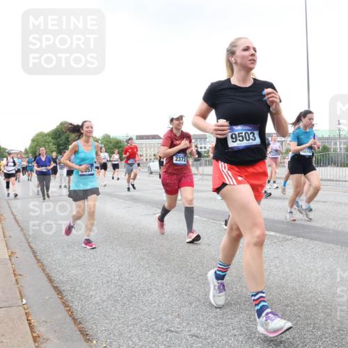 29.06.2025 - hella hamburg halbmarathon Lena Gebhardt http://msf.ph/oto/8429923 29.06.2025 10:54:06 Lombardsbrücke 2372, 9503, 19019, 1017, 1263, 1687, 1744, 1753, 1762, 1779, 1789, 1822, 2079, 2372, 2600, 2761, 2854, 3055, 3079, 3187, 3188, 3249, 3364, 3465, 3467, 3557, 4323, 4685, 4720, 4801, 4838, 5157, 5309, 5430, 5514, 5804, 5817, 5856, 5898, 5964, 6039, 6192, 6273, 6468, 6583, 6913, 6987, 6988, 7039, 7498, 7614, 7670, 7874, 7946, 8801, 8803, 8867, 8924, 9138, 9203, 9503, 9531, 9572, 9771, 10207, 11354, 11390, 11785 meine-sportfotos.de