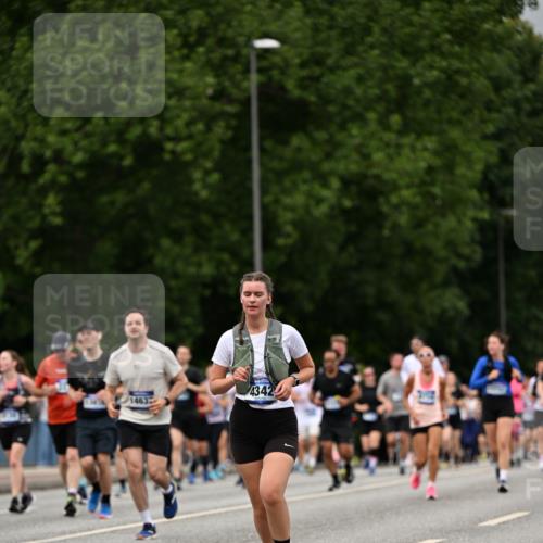 29.06.2025 - hella hamburg halbmarathon Dr. Thomas Lammeyer http://msf.ph/oto/8429947 29.06.2025 10:51:46 Kennedybrücke 1073, 1555, 1593, 1618, 2211, 2320, 2491, 2500, 2556, 2981, 3277, 3823, 4325, 4342, 5700, 5895, 7240, 7827, 8158, 9092, 9743, 9758, 10511, 11276, 11378 meine-sportfotos.de