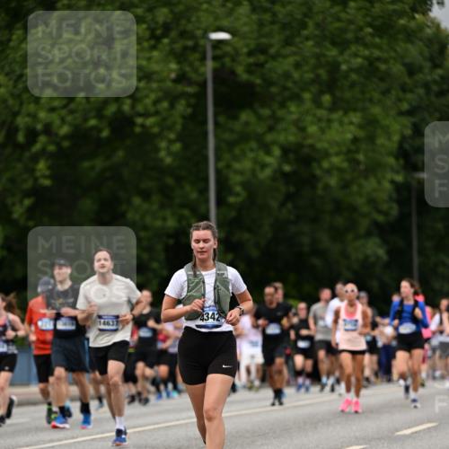 29.06.2025 - hella hamburg halbmarathon Dr. Thomas Lammeyer http://msf.ph/oto/8429955 29.06.2025 10:51:46 Kennedybrücke 1073, 1555, 1593, 1618, 2211, 2320, 2491, 2500, 2556, 2981, 3277, 3823, 4325, 4342, 5700, 5895, 7240, 7827, 8158, 9092, 9743, 9758, 10511, 11276, 11378 meine-sportfotos.de