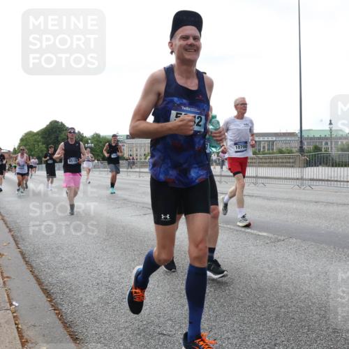 29.06.2025 - hella hamburg halbmarathon Lena Gebhardt http://msf.ph/oto/8429974 29.06.2025 10:07:26 Lombardsbrücke 6518, 10700, 1173, 1893, 2032, 2136, 2190, 3922, 4262, 4502, 4550, 5242, 5899, 6196, 6517, 6518, 6707, 6713, 6715, 6833, 7019, 7503, 8744, 9338, 9967, 10212, 10283, 10700, 11758, 12378, 12550, 15051, 15673, 16241, 17062, 17895, 18218, 18316, 18721, 19134 meine-sportfotos.de