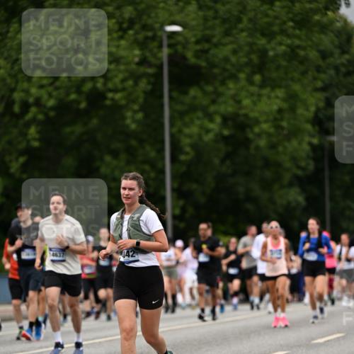 29.06.2025 - hella hamburg halbmarathon Dr. Thomas Lammeyer http://msf.ph/oto/8429980 29.06.2025 10:51:46 Kennedybrücke 1073, 1555, 1593, 1618, 2211, 2320, 2491, 2500, 2556, 2981, 3277, 3823, 4325, 4342, 5700, 5895, 7240, 7827, 8158, 9092, 9743, 9758, 10511, 11276, 11378 meine-sportfotos.de