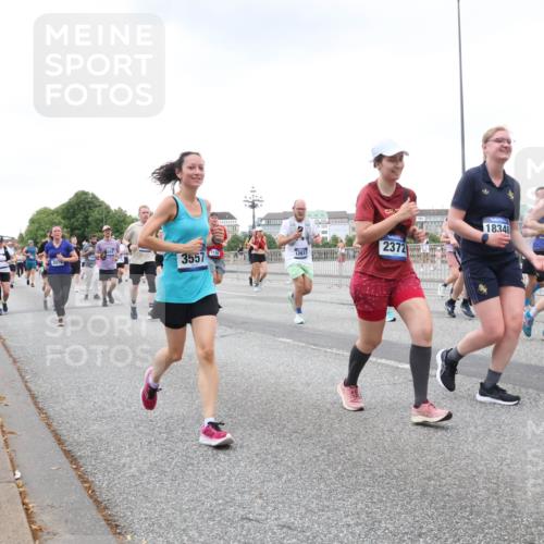 29.06.2025 - hella hamburg halbmarathon Lena Gebhardt http://msf.ph/oto/8429985 29.06.2025 10:54:06 Lombardsbrücke 3079, 3557, 9138, 12611, 2372, 18348, 1017, 1263, 1687, 1744, 1753, 1762, 1779, 1789, 1822, 2079, 2372, 2600, 2761, 2854, 3055, 3079, 3187, 3188, 3249, 3364, 3465, 3467, 3557, 4323, 4685, 4720, 4801, 4838, 5157, 5309, 5430, 5514, 5804, 5817, 5856, 5898, 5964, 6039, 6192, 6273, 6468, 6583, 6913, 6987, 6988, 7039, 7498, 7614, 7670, 7874, 7946, 8801, 8803, 8867, 8924, 9138, 9203, 9503, 9531, 9572, 9771, 10207, 11354, 11390, 11785 meine-sportfotos.de