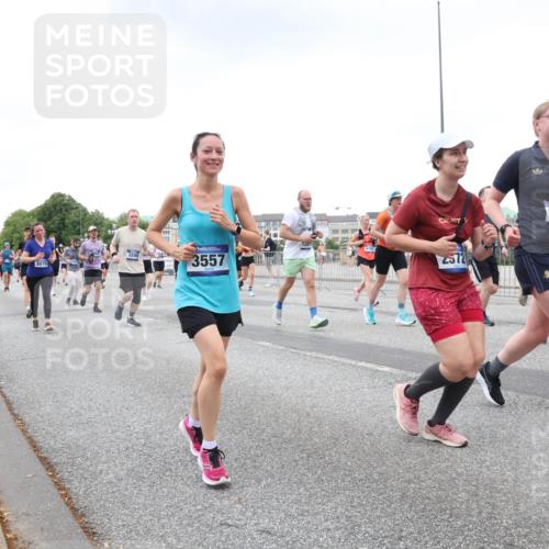 29.06.2025 - hella hamburg halbmarathon Lena Gebhardt http://msf.ph/oto/8430007 29.06.2025 10:54:06 Lombardsbrücke 3249, 3079, 3557, 2572, 1834, 1017, 1263, 1687, 1744, 1753, 1762, 1779, 1789, 1822, 2079, 2372, 2600, 2761, 2854, 3055, 3079, 3187, 3188, 3249, 3364, 3465, 3467, 3557, 4323, 4685, 4720, 4801, 4838, 5157, 5309, 5430, 5514, 5804, 5817, 5856, 5898, 5964, 6039, 6192, 6273, 6468, 6583, 6913, 6987, 6988, 7039, 7498, 7614, 7670, 7874, 7946, 8801, 8803, 8867, 8924, 9138, 9203, 9503, 9531, 9572, 9771, 10207, 11354, 11390, 11785 meine-sportfotos.de