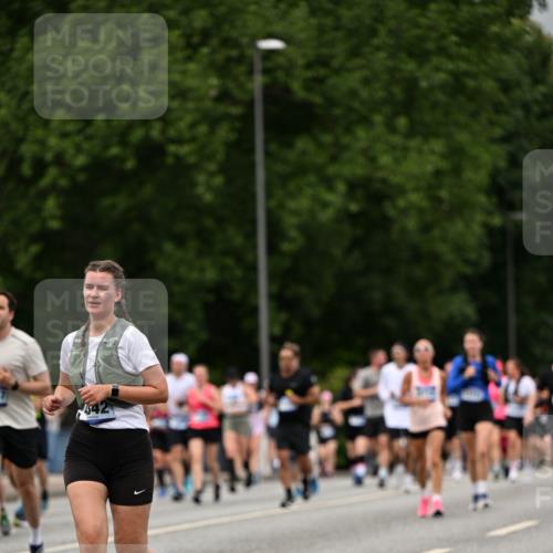 29.06.2025 - hella hamburg halbmarathon Dr. Thomas Lammeyer http://msf.ph/oto/8430028 29.06.2025 10:51:47 Kennedybrücke 1073, 1555, 1593, 1618, 2211, 2320, 2491, 2500, 2556, 2981, 3277, 3823, 4342, 5700, 5895, 7240, 7827, 8105, 8158, 9092, 9743, 9758, 10511, 11276, 11378 meine-sportfotos.de