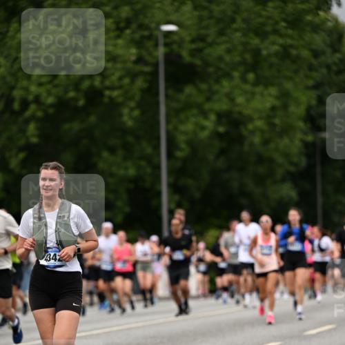 29.06.2025 - hella hamburg halbmarathon Dr. Thomas Lammeyer http://msf.ph/oto/8430037 29.06.2025 10:51:47 Kennedybrücke 1073, 1555, 1593, 1618, 2211, 2320, 2491, 2500, 2556, 2981, 3277, 3823, 4342, 5700, 5895, 7240, 7827, 8105, 8158, 9092, 9743, 9758, 10511, 11276, 11378 meine-sportfotos.de