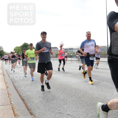 29.06.2025 - hella hamburg halbmarathon Lena Gebhardt http://msf.ph/oto/8430049 29.06.2025 10:44:00 Lombardsbrücke 4627, 5293, 5890, 12792, 6334, 1023, 1026, 1095, 1306, 1310, 1400, 1459, 1519, 1802, 1804, 2073, 2186, 2692, 2733, 3065, 3288, 3390, 3596, 3597, 4627, 4636, 4866, 4898, 5001, 5127, 5192, 5201, 5214, 5293, 5730, 5731, 5890, 5902, 5905, 6036, 6096, 6226, 6334, 6895, 6971, 6973, 7197, 7205, 7206, 7326, 7489, 7504, 7610, 7818, 7842, 8000, 8058, 8504, 8591, 8763, 8870, 8957, 9073, 9510, 9704, 9831, 9879, 10097, 10200, 10202, 10223, 11955 meine-sportfotos.de