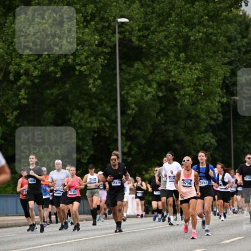 29.06.2025 - hella hamburg halbmarathon Dr. Thomas Lammeyer http://msf.ph/oto/8430071 29.06.2025 10:51:48 Kennedybrücke 1073, 1555, 1593, 1618, 2211, 2320, 2491, 2500, 2556, 2981, 3277, 3823, 4342, 5700, 5895, 7240, 7827, 8105, 8158, 9092, 9743, 9758, 10511, 11276, 11378 meine-sportfotos.de