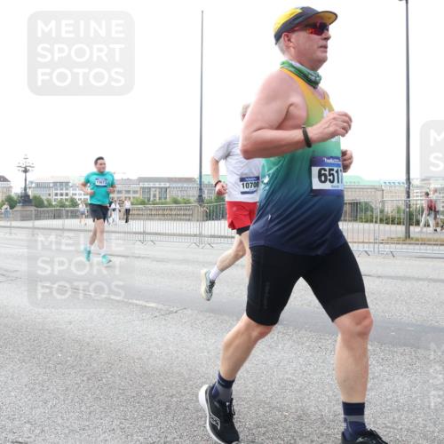 29.06.2025 - hella hamburg halbmarathon Lena Gebhardt http://msf.ph/oto/8430074 29.06.2025 10:07:26 Lombardsbrücke 18218, 6518, 15673, 10700, 651, 1173, 1893, 2032, 2136, 2190, 3922, 4262, 4502, 4550, 5242, 5899, 6196, 6517, 6518, 6707, 6713, 6715, 6833, 7019, 7503, 8744, 9338, 9967, 10212, 10283, 10700, 11758, 12378, 12550, 15051, 15673, 16241, 17062, 17895, 18218, 18316, 18721, 19134 meine-sportfotos.de