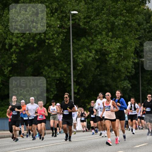 29.06.2025 - hella hamburg halbmarathon Dr. Thomas Lammeyer http://msf.ph/oto/8430085 29.06.2025 10:51:48 Kennedybrücke 1073, 1555, 1593, 1618, 2211, 2320, 2491, 2500, 2556, 2981, 3277, 3823, 4342, 5700, 5895, 7240, 7827, 8105, 8158, 9092, 9743, 9758, 10511, 11276, 11378 meine-sportfotos.de