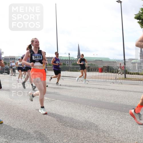 29.06.2025 - hella hamburg halbmarathon Lena Gebhardt http://msf.ph/oto/8430090 29.06.2025 10:19:48 Lombardsbrücke 6796, 6444, 7248, 3678, 8421, 1110, 1115, 1145, 1154, 1332, 1534, 1708, 2017, 2064, 2357, 2405, 2441, 2589, 2795, 2812, 2895, 2918, 2993, 2995, 3278, 3446, 3678, 4108, 4110, 4170, 4539, 4562, 4570, 4722, 4979, 5035, 5123, 5251, 5397, 5449, 5849, 5878, 6444, 6796, 6797, 6872, 6874, 6939, 7137, 7143, 7248, 7249, 7519, 7808, 7836, 7917, 8146, 8387, 8427, 8537, 8575, 8738, 9856, 10349, 10540, 10594, 10622, 10701, 11028, 11036 meine-sportfotos.de