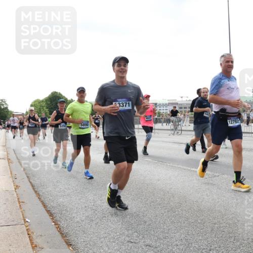29.06.2025 - hella hamburg halbmarathon Lena Gebhardt http://msf.ph/oto/8430104 29.06.2025 10:44:00 Lombardsbrücke 7489, 5293, 5890, 3371, 4627, 144, 12792, 1023, 1026, 1095, 1306, 1310, 1400, 1459, 1519, 1802, 1804, 2073, 2186, 2692, 2733, 3065, 3288, 3390, 3596, 3597, 4627, 4636, 4866, 4898, 5001, 5127, 5192, 5201, 5214, 5293, 5730, 5731, 5890, 5902, 5905, 6036, 6096, 6226, 6334, 6895, 6971, 6973, 7197, 7205, 7206, 7326, 7489, 7504, 7610, 7818, 7842, 8000, 8058, 8504, 8591, 8763, 8870, 8957, 9073, 9510, 9704, 9831, 9879, 10097, 10200, 10202, 10223, 11955 meine-sportfotos.de