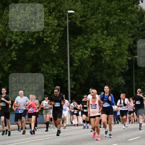 29.06.2025 - hella hamburg halbmarathon Dr. Thomas Lammeyer http://msf.ph/oto/8430109 29.06.2025 10:51:49 Kennedybrücke 1073, 1555, 1593, 1618, 2211, 2320, 2491, 2500, 2981, 4342, 5700, 5895, 7240, 8105, 8158, 9092, 9743, 9758, 10511, 11276, 11378 meine-sportfotos.de