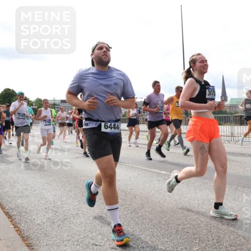 29.06.2025 - hella hamburg halbmarathon Lena Gebhardt http://msf.ph/oto/8430111 29.06.2025 10:19:49 Lombardsbrücke 6797, 6796, 14054, 6444, 94, 3678, 1110, 1115, 1145, 1154, 1332, 1534, 1708, 2017, 2064, 2357, 2405, 2441, 2795, 2812, 2895, 2918, 2993, 2995, 3278, 3446, 3678, 4108, 4110, 4170, 4539, 4562, 4570, 4722, 4979, 5035, 5123, 5251, 5397, 5449, 5849, 5878, 6444, 6796, 6797, 6872, 6874, 6939, 7137, 7143, 7248, 7249, 7519, 7808, 7836, 7917, 8146, 8387, 8427, 8537, 8575, 8738, 9856, 10349, 10540, 10550, 10594, 10622, 10701, 11028, 11036 meine-sportfotos.de