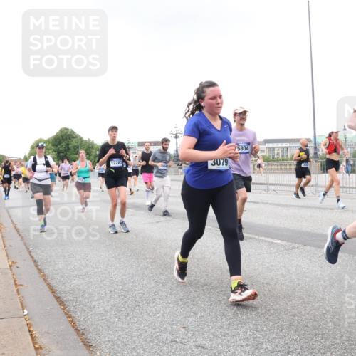 29.06.2025 - hella hamburg halbmarathon Lena Gebhardt http://msf.ph/oto/8430162 29.06.2025 10:54:09 Lombardsbrücke 12283, 3079, 5804, 249, 1017, 1263, 1687, 1744, 1753, 1762, 1779, 1789, 1822, 1949, 2079, 2372, 2600, 2761, 2854, 3055, 3079, 3187, 3188, 3249, 3364, 3465, 3467, 3557, 3857, 4323, 4685, 4720, 4801, 4838, 5157, 5309, 5430, 5514, 5804, 5817, 5856, 5898, 5933, 5964, 6039, 6192, 6273, 6468, 6583, 6987, 6988, 7039, 7498, 7614, 7670, 7874, 7946, 8801, 8803, 8867, 8924, 9130, 9138, 9203, 9503, 9572, 9771, 10207, 11354, 11390, 11785 meine-sportfotos.de