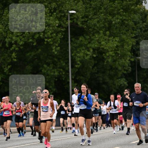 29.06.2025 - hella hamburg halbmarathon Dr. Thomas Lammeyer http://msf.ph/oto/8430182 29.06.2025 10:51:50 Kennedybrücke 1073, 1555, 1593, 1618, 2211, 2320, 2491, 2500, 2981, 4342, 5700, 5895, 7240, 8105, 8158, 9092, 9743, 9758, 10511, 10903, 11276, 11378 meine-sportfotos.de