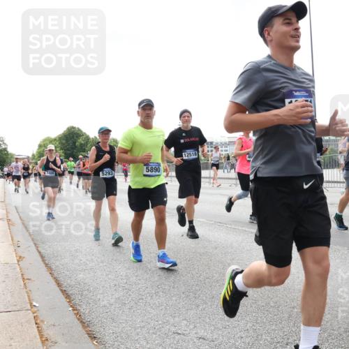 29.06.2025 - hella hamburg halbmarathon Lena Gebhardt http://msf.ph/oto/8430185 29.06.2025 10:44:00 Lombardsbrücke 12518, 46, 7489, 5293, 5890, 1023, 1026, 1095, 1306, 1310, 1400, 1459, 1519, 1802, 1804, 2073, 2186, 2692, 2733, 3065, 3288, 3390, 3596, 3597, 4627, 4636, 4866, 4898, 5001, 5127, 5192, 5201, 5214, 5293, 5730, 5731, 5890, 5902, 5905, 6036, 6096, 6226, 6334, 6895, 6971, 6973, 7197, 7205, 7206, 7326, 7489, 7504, 7610, 7818, 7842, 8000, 8058, 8504, 8591, 8763, 8870, 8957, 9073, 9510, 9704, 9831, 9879, 10097, 10200, 10202, 10223, 11955 meine-sportfotos.de