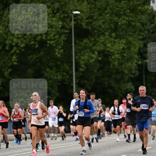 29.06.2025 - hella hamburg halbmarathon Dr. Thomas Lammeyer http://msf.ph/oto/8430195 29.06.2025 10:51:51 Kennedybrücke 1073, 1555, 1593, 1618, 2211, 2320, 2491, 2500, 2981, 3679, 4239, 4342, 5700, 5895, 7240, 8105, 8158, 8270, 9092, 9743, 9758, 10511, 10658, 10903, 11276 meine-sportfotos.de