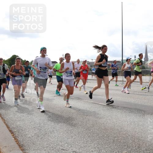 29.06.2025 - hella hamburg halbmarathon Lena Gebhardt http://msf.ph/oto/8430224 29.06.2025 10:19:50 Lombardsbrücke 1534, 14054, 6797, 10, 1110, 1115, 1145, 1154, 1332, 1534, 1708, 2017, 2064, 2357, 2405, 2441, 2795, 2895, 2918, 2993, 2995, 3278, 3446, 3678, 4108, 4110, 4170, 4539, 4562, 4570, 4737, 4979, 5035, 5123, 5251, 5397, 5449, 5849, 5878, 6444, 6796, 6797, 6872, 6874, 6939, 7137, 7143, 7248, 7249, 7519, 7808, 7836, 7917, 8146, 8387, 8427, 8537, 8575, 8738, 9196, 9856, 10349, 10540, 10550, 10594, 10622, 10701, 11028, 11036 meine-sportfotos.de