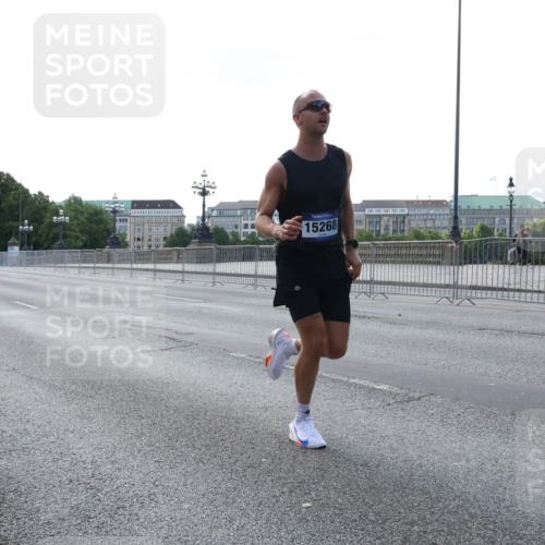 29.06.2025 - hella hamburg halbmarathon Lena Gebhardt http://msf.ph/oto/8430237 29.06.2025 09:44:39 Lombardsbrücke 15268, 1065, 2021, 2879, 3075, 3845, 3968, 4678, 5344, 5367, 7349, 7793, 8473, 8731, 8975, 9079, 10106, 10156, 10173, 10655, 10790, 11877, 12287, 12337, 12369, 13779, 13838, 13956, 14828, 15268, 15576, 15583, 15655, 15880, 16118, 16377, 16508, 16736, 17258, 17354, 18567, 18699, 19114 meine-sportfotos.de