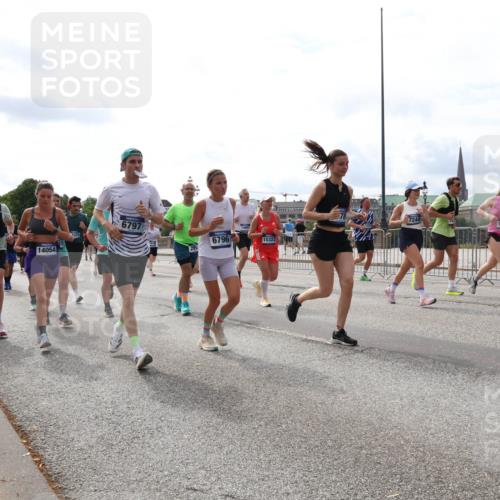 29.06.2025 - hella hamburg halbmarathon Lena Gebhardt http://msf.ph/oto/8430242 29.06.2025 10:19:50 Lombardsbrücke 11999, 1534, 14054, 3371, 6797, 6796, 15323, 7248, 1055, 1110, 1115, 1145, 1154, 1332, 1534, 1708, 2017, 2064, 2357, 2405, 2441, 2795, 2895, 2918, 2993, 2995, 3278, 3446, 3678, 4108, 4110, 4170, 4539, 4562, 4570, 4737, 4979, 5035, 5123, 5251, 5397, 5449, 5849, 5878, 6444, 6796, 6797, 6872, 6874, 6939, 7137, 7143, 7248, 7249, 7519, 7808, 7836, 7917, 8146, 8387, 8427, 8537, 8575, 8738, 9196, 9856, 10349, 10540, 10550, 10594, 10622, 10701, 11028, 11036 meine-sportfotos.de