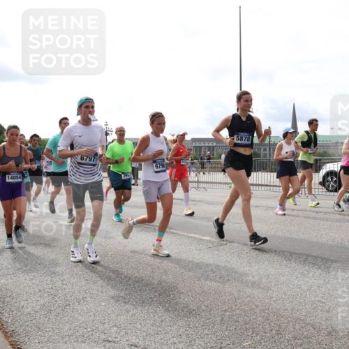 29.06.2025 - hella hamburg halbmarathon Lena Gebhardt http://msf.ph/oto/8430264 29.06.2025 10:19:50 Lombardsbrücke 11999, 1534, 14054, 6797, 291, 6796, 5878, 103, 1731, 1110, 1115, 1145, 1154, 1332, 1534, 1708, 2017, 2064, 2357, 2405, 2441, 2795, 2895, 2918, 2993, 2995, 3278, 3446, 3678, 4108, 4110, 4170, 4539, 4562, 4570, 4737, 4979, 5035, 5123, 5251, 5397, 5449, 5849, 5878, 6444, 6796, 6797, 6872, 6874, 6939, 7137, 7143, 7248, 7249, 7519, 7808, 7836, 7917, 8146, 8387, 8427, 8537, 8575, 8738, 9196, 9856, 10349, 10540, 10550, 10594, 10622, 10701, 11028, 11036 meine-sportfotos.de