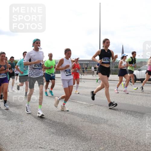 29.06.2025 - hella hamburg halbmarathon Lena Gebhardt http://msf.ph/oto/8430278 29.06.2025 10:19:50 Lombardsbrücke 11999, 16886, 1534, 14054, 6797, 6796, 5878, 1110, 1115, 1145, 1154, 1332, 1534, 1708, 2017, 2064, 2357, 2405, 2441, 2795, 2895, 2918, 2993, 2995, 3278, 3446, 3678, 4108, 4110, 4170, 4539, 4562, 4570, 4737, 4979, 5035, 5123, 5251, 5397, 5449, 5849, 5878, 6444, 6796, 6797, 6872, 6874, 6939, 7137, 7143, 7248, 7249, 7519, 7808, 7836, 7917, 8146, 8387, 8427, 8537, 8575, 8738, 9196, 9856, 10349, 10540, 10550, 10594, 10622, 10701, 11028, 11036 meine-sportfotos.de