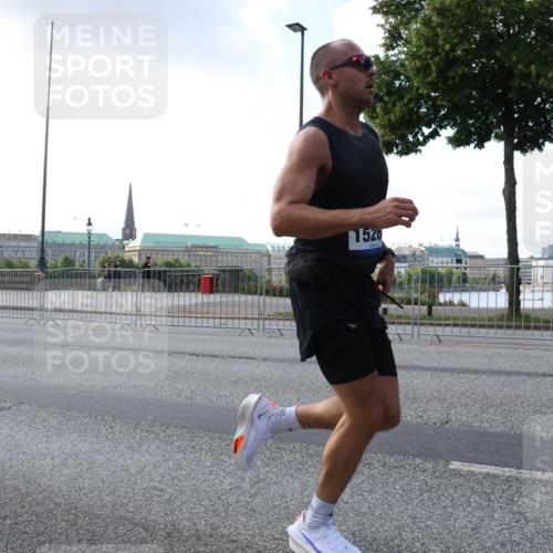 29.06.2025 - hella hamburg halbmarathon Lena Gebhardt http://msf.ph/oto/8430287 29.06.2025 09:44:39 Lombardsbrücke 1520, 1065, 2021, 2879, 3075, 3845, 3968, 4678, 5344, 5367, 7349, 7793, 8473, 8731, 8975, 9079, 10106, 10156, 10173, 10655, 10790, 11877, 12287, 12337, 12369, 13779, 13838, 13956, 14828, 15268, 15576, 15583, 15655, 15880, 16118, 16377, 16508, 16736, 17258, 17354, 18567, 18699, 19114 meine-sportfotos.de