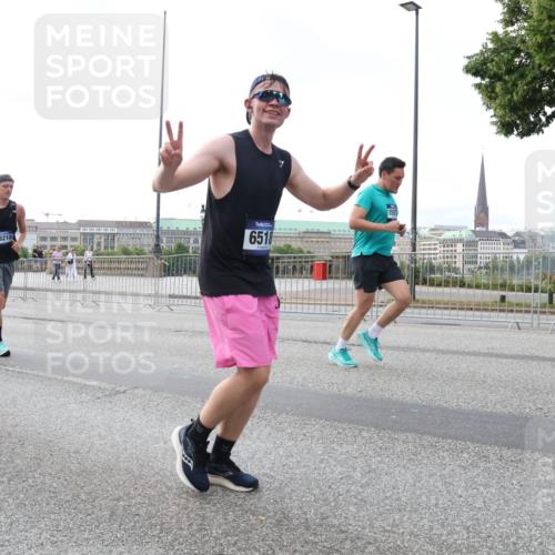 29.06.2025 - hella hamburg halbmarathon Lena Gebhardt http://msf.ph/oto/8430290 29.06.2025 10:07:28 Lombardsbrücke 933, 18218, 6518, 15672, 1173, 1893, 2032, 2136, 2190, 3922, 4262, 4502, 4550, 5242, 5899, 6196, 6517, 6518, 6707, 6713, 6715, 6833, 7019, 7503, 7760, 8744, 9338, 9967, 10212, 10700, 11114, 11394, 11641, 11758, 12378, 12550, 15051, 15673, 16241, 17062, 17895, 18218, 18316, 18721, 19134 meine-sportfotos.de