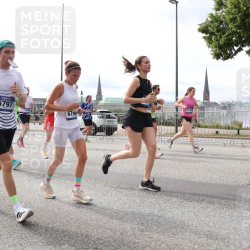 29.06.2025 - hella hamburg halbmarathon Lena Gebhardt http://msf.ph/oto/8430326 29.06.2025 10:19:50 Lombardsbrücke 16886, 6797, 6790, 1110, 1115, 1145, 1154, 1332, 1534, 1708, 2017, 2064, 2357, 2405, 2441, 2795, 2895, 2918, 2993, 2995, 3278, 3446, 3678, 4108, 4110, 4170, 4539, 4562, 4570, 4737, 4979, 5035, 5123, 5251, 5397, 5449, 5849, 5878, 6444, 6796, 6797, 6872, 6874, 6939, 7137, 7143, 7248, 7249, 7519, 7808, 7836, 7917, 8146, 8387, 8427, 8537, 8575, 8738, 9196, 9856, 10349, 10540, 10550, 10594, 10622, 10701, 11028, 11036 meine-sportfotos.de