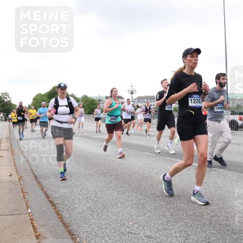 29.06.2025 - hella hamburg halbmarathon Lena Gebhardt http://msf.ph/oto/8430337 29.06.2025 10:54:11 Lombardsbrücke 13850, 4685, 276, 16839, 12283, 18904, 1017, 1263, 1687, 1744, 1753, 1762, 1779, 1789, 1822, 1949, 2079, 2372, 2600, 2761, 2854, 3055, 3079, 3187, 3188, 3249, 3364, 3465, 3467, 3557, 3795, 3857, 4323, 4685, 4720, 4801, 4838, 4971, 5157, 5309, 5430, 5514, 5804, 5817, 5856, 5898, 5933, 5964, 6039, 6192, 6273, 6468, 6583, 6987, 6988, 7498, 7614, 7670, 7874, 7946, 8801, 8803, 8867, 8924, 9130, 9138, 9203, 9503, 9572, 9771, 10207, 11354, 11390, 11785 meine-sportfotos.de