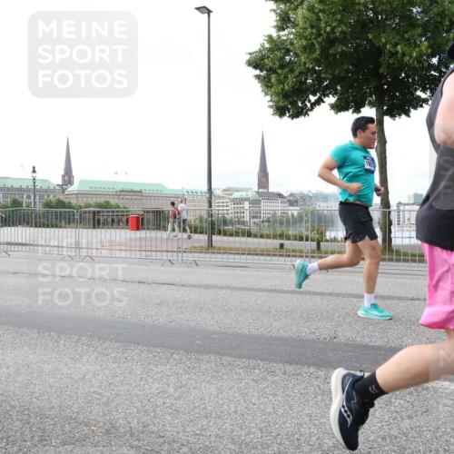 29.06.2025 - hella hamburg halbmarathon Lena Gebhardt http://msf.ph/oto/8430376 29.06.2025 10:07:29 Lombardsbrücke 18218, 15673, 1173, 1893, 2032, 2136, 2190, 3922, 4262, 4502, 4550, 5100, 5242, 5899, 6196, 6517, 6518, 6707, 6713, 6715, 6833, 7019, 7503, 7760, 9338, 9967, 10212, 10700, 10703, 11114, 11394, 11641, 11758, 12378, 12550, 15051, 15673, 16241, 16539, 17062, 17895, 18218, 18270, 18316, 18721, 19134 meine-sportfotos.de